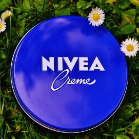 Nivea ist eine Marke von Beiersdorf.