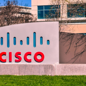 Das Logo von Cisco auf dem Firmenschild vor der Unternehmenszentrale in San Jose, Kalifornien.