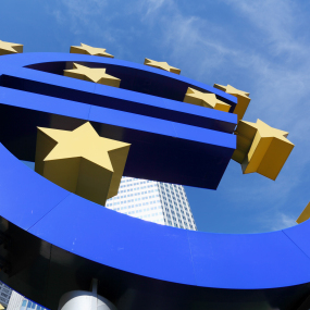 Das Euro-Zeichen vor dem Gebäude der EZB.