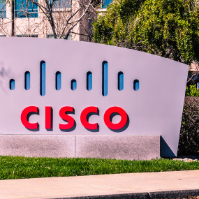 Das Firmenschild von Cisco vor der Unternehmenszentrale in Kalifornien, USA.