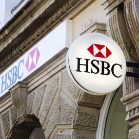 Das Schild der HSBC an einem Bankgebäude.