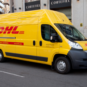 Ein DHL-Auslieferungswagen der Deutschen Post.