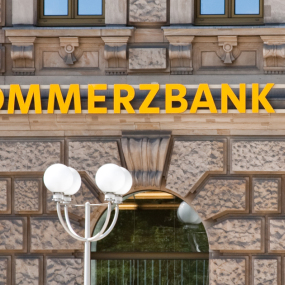 Das Logo an einer Filiale der Commerzbank in Frankfurt am Main.