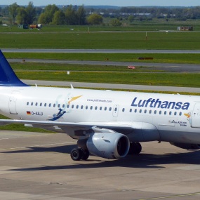 Ein Lufthansa-Airbus am Boden.