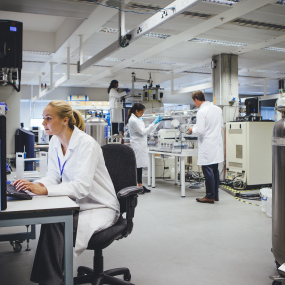 Wissenschaftler bei der Arbeit in einem medizinischen Labor (Symbolbild).