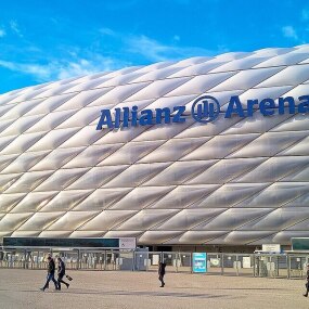 Die Allianz-Arena in München hat ihren Namen durch ein Namenssponsoring der Allianz SE erhalten, einem der weltweit größten Versicherungs- und Finanzdienstleistungsunternehmen.