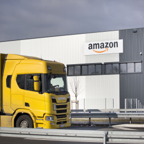Ein Amazon Logistikzentrum in Raunheim-Mönchhof, Deutschland.