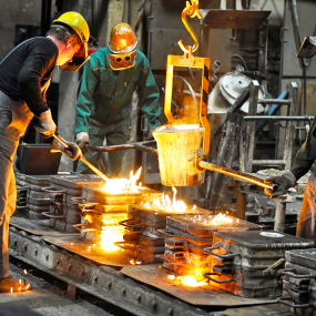 Arbeiter in einem Stahlwerk (Symbolbild).