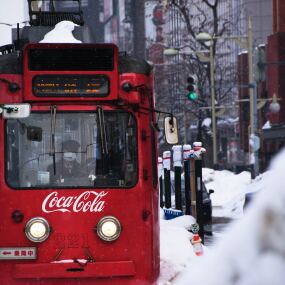 Coca-Cola-Werbung auf einer Straßenbahn.