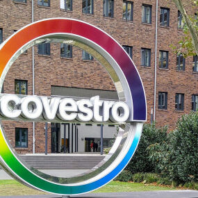 Logo der Covestro AG vor der Konzernzentrale in Leverkusen