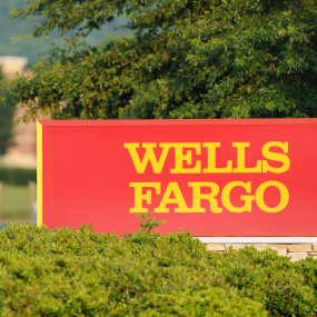 Das Firmenschild von Wells Fargo in Alabama, USA.