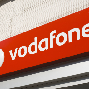 Ein Firmenschild von Vodafone.