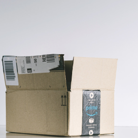 Ein geöffnetes Paket des Internethändlers Amazon.