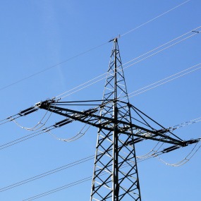 Ein Mast mit Stromleitungen (Symbolbild).