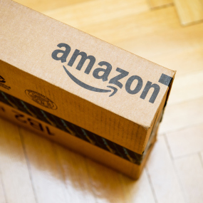 Ein Paket des Versandhändlers Amazon.