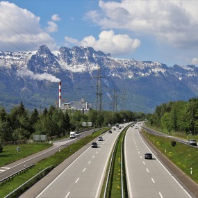 Eine Autobahn vor malerischer Kulisse (Symbolbild).