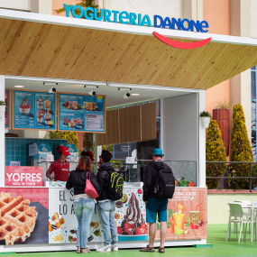 Eine Yogurteria der Firma Danone in Barcelona, Spanien.