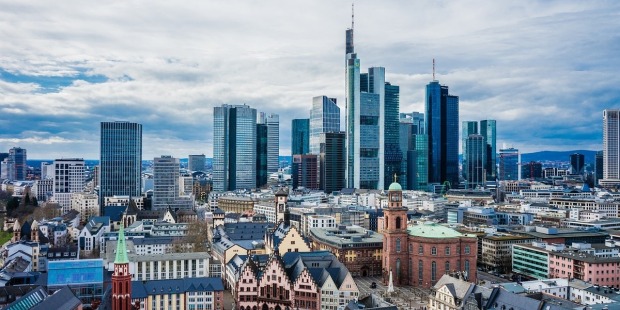 Aktien Frankfurt Schluss: Dax auf Rekordhoch knapp unter 18 700 Punkten