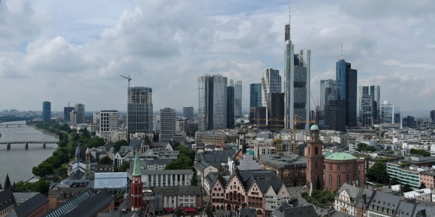 Aktien Frankfurt Schluss: Dax dank Firmennachrichten über 18 000 Punkten