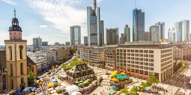 Aktien Frankfurt Schluss: Dax über 18 000 Punkten - Firmenmeldungen treiben