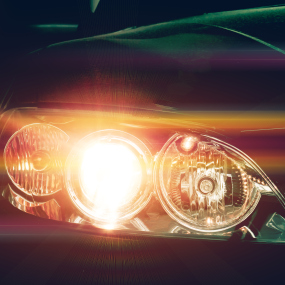 Der leuchtende Scheinwerfer eines Autos. (Symbolbild)