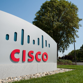 Das Logo von Cisco Systems vor der Firmenzentrale in San José, Kalifornien.