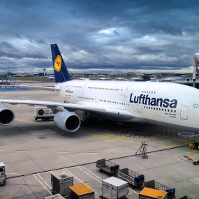 Ein Jet der Lufthansa am Boden.