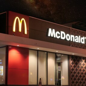McDonald's ist eine weltweit verbreitete Schnellrestaurantkette, die für ihre Hamburger, Pommes frites und Fast-Food-Gerichte bekannt ist.