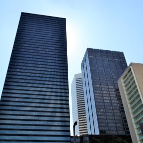 Mehrere Bürogebäude nebeneinander. (Symbolfoto)