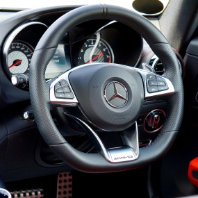 Das Cockpit eines Mercedes-AMG. Die Mercedes-AMG GmbH ist die Daimler-Tochter für High-Performance-Fahrzeuge.