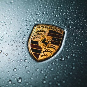 Das Logo der Automobilmarke Porsche. 