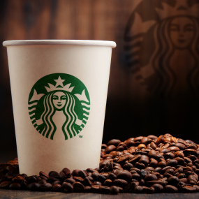 Starbucks ist eine weltweit bekannte Kaffeehauskette aus Seattle. 