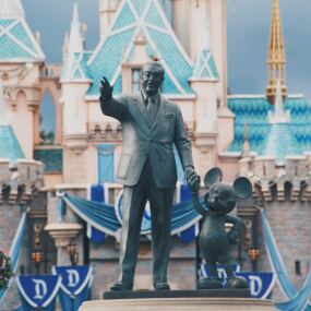 Statuen von Walt Disney und Micky Maus.