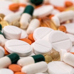 Verschiedene Medikamente in Tabletten- und Kapselform. (Symbolbild)