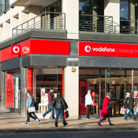 Ein Vodafone-Geschäft in Edinburgh, Schottland. 