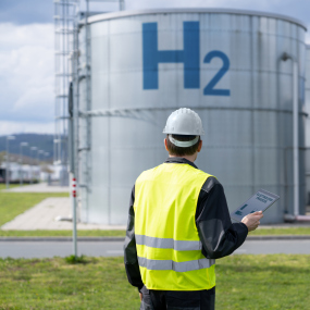 Ingenieur mit einem Hintergrund der Wasserstofffabrik (Symbolbild)
